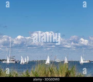 groupe de petits bateaux à voile, naviguant au large de la plage de haven dans le port de sag, ny Banque D'Images
