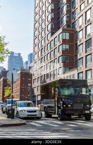 New York, New York / États-Unis : 24 avril 2025 - un camion de livraison UPS électrique navigue dans les rues de New York le 24 avril 2025 à New York, New York. Banque D'Images