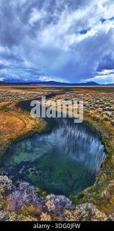 Panorama aérien de River Spring Lake Winding River et Mountain Landscape California Banque D'Images