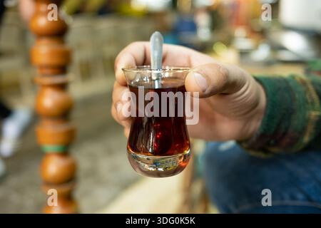 photo d'une tasse de thé en verre orientale dans un café irakien Banque D'Images