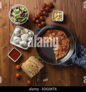 Plan au-dessus de la table du petit déjeuner avec frittata Banque D'Images