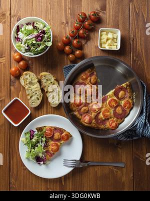 Plan au-dessus de la table du petit déjeuner avec frittata Banque D'Images