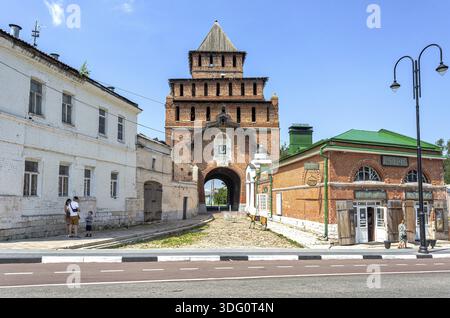 Kolomna, Russie - 7 juillet 2020 : porte de Pyatnitski du Kremlin de Kolomna et musée de Kalach à Kolomna Banque D'Images