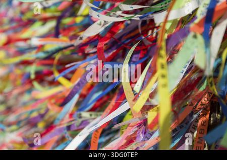 Grand fond coloré des célèbres rubans de Senhor do Bonfin, Salvador Brésil Banque D'Images