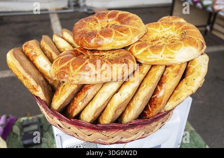Délicieux pains plats traditionnels ouzbek avec des graines de sésame du tandir Banque D'Images