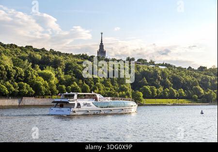 Moscou, Russie - 8 juillet 2019 : bateau de passagers de croisière fluviale flottant sur le fleuve Moscou dans le contexte de l'Université d'État de Moscou Banque D'Images