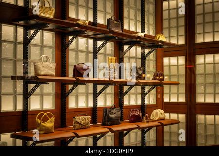 Milan, Italie - 2026, 13 janvier : les élégants sacs à main Bottega Veneta FW25 présentés sur des étagères élégantes, mettant en valeur le design de luxe et la boutique sophistiquée Banque D'Images