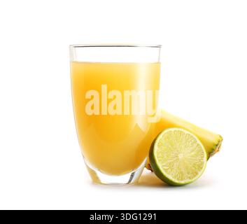Verre de jus frais avec ananas et citron vert sur fond blanc Banque D'Images