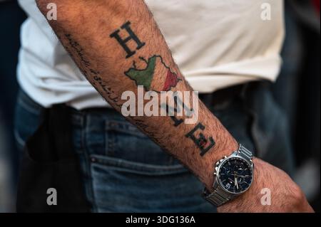 Madrid, Espagne. 14 janvier 2026. Détail du bras du manifestant avec un tatouage montrant la carte et le drapeau de l'Iran lors d'une manifestation devant l'ambassade d'Iran. Les Iraniens vivant à Madrid se sont rassemblés pour soutenir le peuple iranien et protester contre la théocratie islamiste, exigeant la fin de la répression. Crédit : Marcos del Mazo/Alamy Live News Banque D'Images