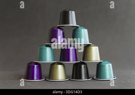 Belles capsules de café de couleur sur fond noir Banque D'Images