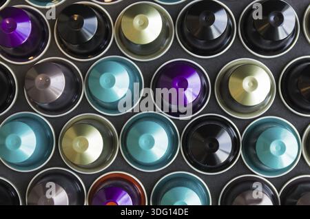 Belles capsules de café de couleur sur fond noir Banque D'Images