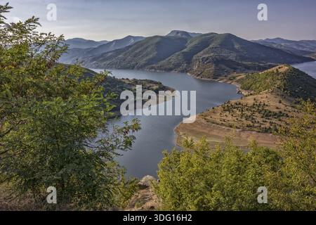 La rivière Arda est la plus grande rivière Rhodope. La rivière a les courbes exceptionnellement belles (méandres) serpentant dans d'énormes massifs rocheux et des dômes en th Banque D'Images