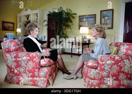 La première dame des États-Unis Nancy Reagan s'est assise avec la journaliste américaine Barbara Walters lors d'un entretien à la résidence de la Maison Blanche, Washington, D.C. (États-Unis), au bureau photographique Ronald Reagan de la Maison Blanche, le 3 février 1988 Banque D'Images