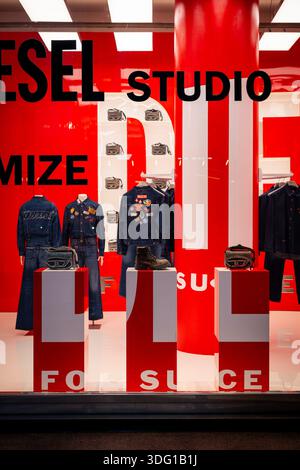 Milan, Italie - 2026, 13 janvier : vif Diesel FW25 vitrine avec des accents rouges audacieux, des vestes en denim et des sacs à main de luxe, capturant l'Itali moderne Banque D'Images