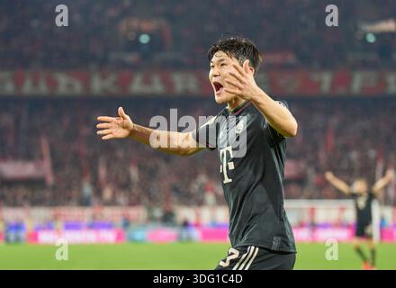 Cologne, Allemagne. 14 janvier 2026. MinJae Kim, min-Jae Kim du FC Bayern Muenchen célèbre son but, heureux, rire, célébration, 1-2 dans le match 1.FC Koeln - FC BAYERN Muenchen le 14 janvier 2026 au RheinEnergieStadion à Cologne, Allemagne. Saison 2026/2026, 1.Bundesliga, FCB, journée 17, photographe : ddp images/STAR-images - LA RÉGLEMENTATION DFL INTERDIT TOUTE UTILISATION DE PHOTOGRAPHIES comme SÉQUENCES D'IMAGES et/ou QUASI-VIDÉO - crédit : ddp Media GmbH/Alamy Live News Banque D'Images