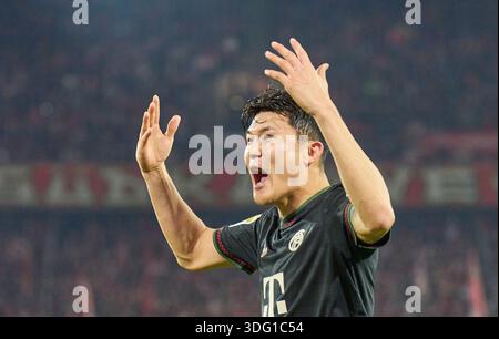 Cologne, Allemagne. 14 janvier 2026. MinJae Kim, min-Jae Kim du FC Bayern Muenchen célèbre son but, heureux, rire, célébration, 1-2 dans le match 1.FC Koeln - FC BAYERN Muenchen le 14 janvier 2026 au RheinEnergieStadion à Cologne, Allemagne. Saison 2026/2026, 1.Bundesliga, FCB, journée 17, photographe : ddp images/STAR-images - LA RÉGLEMENTATION DFL INTERDIT TOUTE UTILISATION DE PHOTOGRAPHIES comme SÉQUENCES D'IMAGES et/ou QUASI-VIDÉO - crédit : ddp Media GmbH/Alamy Live News Banque D'Images