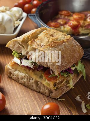 Grand sandwich frittata ciabatta sur la table du petit déjeuner Banque D'Images