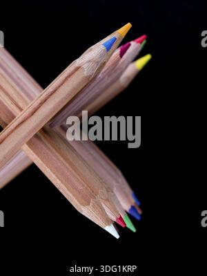 Assortiment de crayons à dessin en bois de couleur sur table noire Banque D'Images
