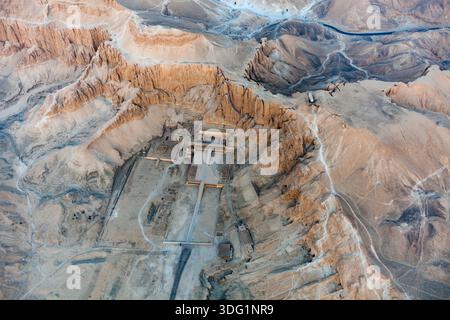 Vue aérienne du temple mortuaire d'Hatshepsout à Deir al-Bahri dans la vallée des Rois, près de Louxor, Egypte Banque D'Images