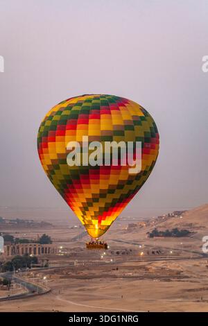 Montgolfière à l'aube, Louxor, Egypte Banque D'Images