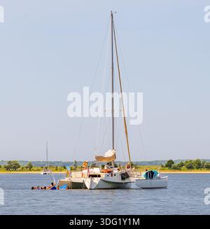 Grand catamaran charter, Cosmos avec un groupe de femmes s'amusant Banque D'Images