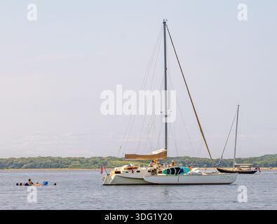Grand catamaran charter, Cosmos avec un groupe de femmes s'amusant Banque D'Images