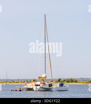 Grand catamaran charter, Cosmos avec un groupe de femmes s'amusant Banque D'Images