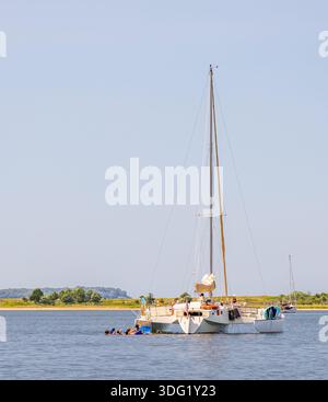 Grand catamaran charter, Cosmos avec un groupe de femmes s'amusant Banque D'Images