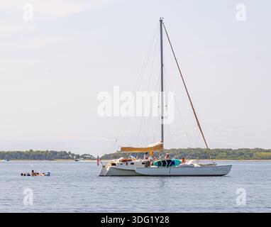 Grand catamaran charter, Cosmos avec un groupe de femmes s'amusant Banque D'Images