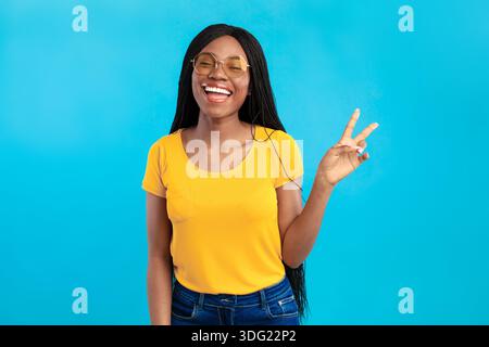Symbole de victoire sur fond bleu représentant une dame afro-américaine couronnée de succès Banque D'Images