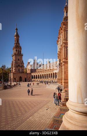 Plaza de España à Séville, en Espagne, avec son architecture Renaissance ornée, ses hautes tours, ses colonnades courbes et sa spacieuse place ensoleillée Banque D'Images