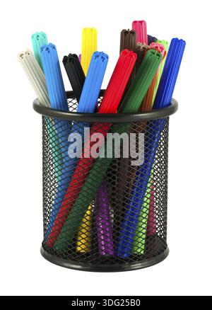 Ensemble de stylos à pointe feutre de différentes couleurs dans le support isolé sur fond blanc Banque D'Images