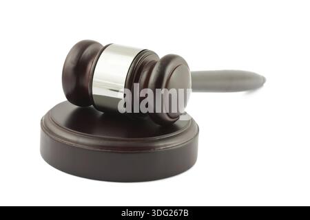 Marteau juge isolé sur fond blanc Banque D'Images