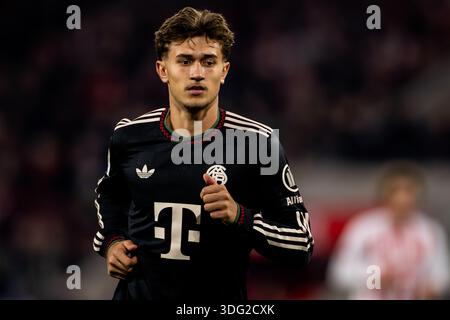COLOGNE, ALLEMAGNE - 14 JANVIER : Tom Bischof du Bayern Munchen regarde pendant le match de Bundesliga entre 1. FC Koln et FC Bayern Munchen au RheinEnergieStadion le 14 janvier 2026 à Cologne, Allemagne. (Photo de René Nijhuis) Banque D'Images