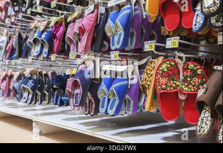 SAMARA, RUSSIE - 30 AOÛT 2014 : différentes pantoufles prêtes à la vente à la vitrine dans le nouvel hypermarché Banque D'Images