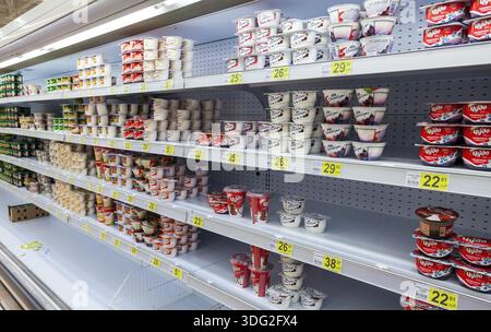 SAMARA, RUSSIE - 30 AOÛT 2014 : le lait frais produit prêt à la vente dans le magasin Auchan Samara. Le réseau de distribution français Auchan regroupe plus de 1300 personnes Banque D'Images