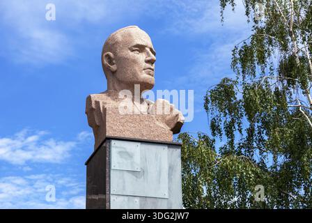 Samara, Russie - 12 juin 2017 : monument de granit Dmitry Karbyshev - un général de l'Armée rouge et héros de l'Union Soviétique Banque D'Images