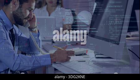 Tenant le téléphone, homme écrivant sur le bloc-notes au bureau-bureau, moniteur de code, chemise de robe et cravate, espace de copie Banque D'Images