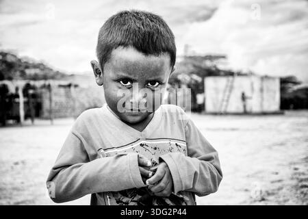 Communauté autochtone Wayuu à Camarones, la Guajira, Colombie. Portrait d'un garçon en noir et blanc. Banque D'Images