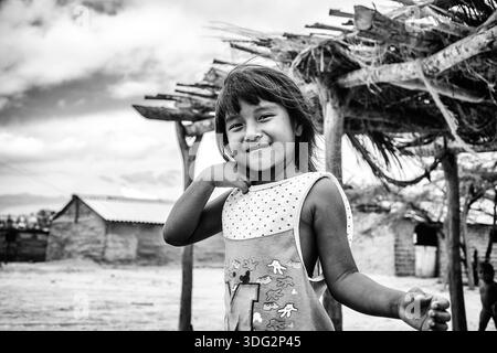Communauté autochtone Wayuu à Camarones, la Guajira, Colombie. Portrait d'une fille en noir et blanc. Banque D'Images