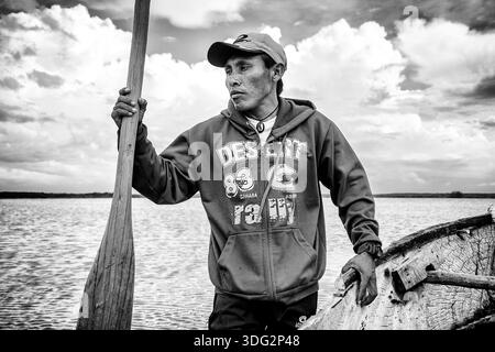 Communauté autochtone Wayuu à Camarones, la Guajira, Colombie. Portrait d'un homme en noir et blanc. Banque D'Images