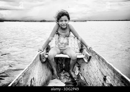 Communauté autochtone Wayuu à Camarones, la Guajira, Colombie. Portrait d'une fille en noir et blanc. Banque D'Images