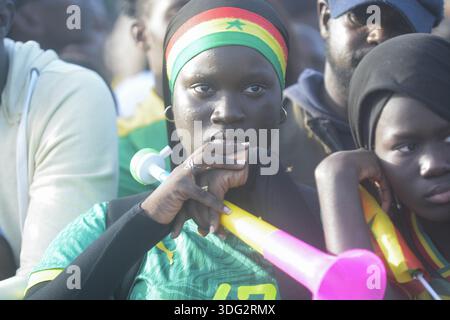 Dakar, Sénégal. 14 janvier 2026. Un fan regarde la demi-finale de la Coupe d'Afrique des Nations 2025 entre le Sénégal et l'Egypte sur un écran géant à la place de la Nation à Dakar, Sénégal, le 14 janvier 2026. Crédit : Aliou Mbaye/Xinhua/Alamy Live News Banque D'Images