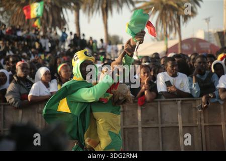 Dakar, Sénégal. 14 janvier 2026. Les fans se rassemblent pour regarder le match de football de demi-finale de la Coupe d'Afrique des Nations 2025 entre le Sénégal et l'Egypte sur un écran géant à la place de la Nation à Dakar, Sénégal, le 14 janvier 2026. Crédit : Aliou Mbaye/Xinhua/Alamy Live News Banque D'Images