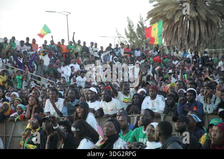 Dakar, Sénégal. 14 janvier 2026. Les fans se rassemblent pour regarder le match de football de demi-finale de la Coupe d'Afrique des Nations 2025 entre le Sénégal et l'Egypte sur un écran géant à la place de la Nation à Dakar, Sénégal, le 14 janvier 2026. Crédit : Aliou Mbaye/Xinhua/Alamy Live News Banque D'Images