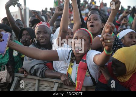 Dakar, Sénégal. 14 janvier 2026. Les fans célèbrent la victoire du Sénégal sur l'Égypte lors de la demi-finale de la Coupe d'Afrique des Nations 2025 sur un écran géant sur la place de la Nation à Dakar, Sénégal, le 14 janvier 2026. Crédit : Aliou Mbaye/Xinhua/Alamy Live News Banque D'Images