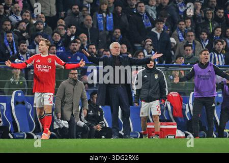 Porto, Portugal. 14 janvier 2026. Dragao Stadium, TACA de Portugal 2026, FC Porto versus SL Benfica ; Andreas Schjelderup et l'entraîneur de SL Benfica Jose Mourinho, lors d'un match entre FC Porto et SL Benfica pour les quarts de finale première manche 2026 TACA de Portugal FC Porto et SL Benfica au Dragao Stadium de Porto le 14 janvier. Photo : Daniel Castro/DiaEsportivo/Alamy Live News crédit : DiaEsportivo/Alamy Live News Banque D'Images
