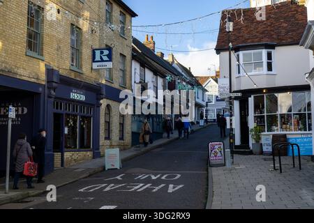 Une scène de rue à Saffron Walden décorée avec des lumières de Noël en hiver Banque D'Images