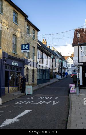 Une scène de rue à Saffron Walden décorée avec des lumières de Noël en hiver Banque D'Images