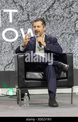 Detroit, Michigan, États-Unis. 14 janvier 2026. L'ancien secrétaire américain aux Transports Pete Buttigieg prend la parole au salon de l'auto de Detroit. Crédit : Jim West/Alamy Live News Banque D'Images